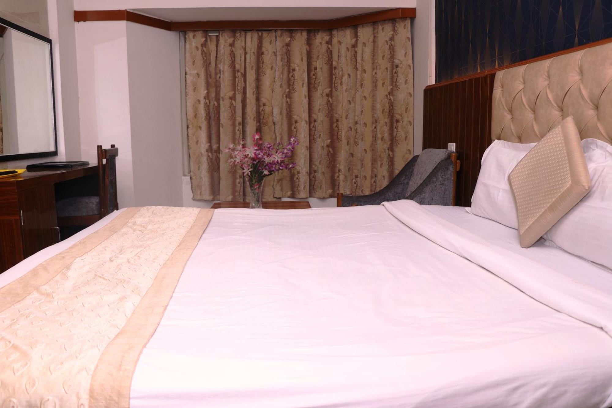 Hotel Samrat International Патна Екстериор снимка